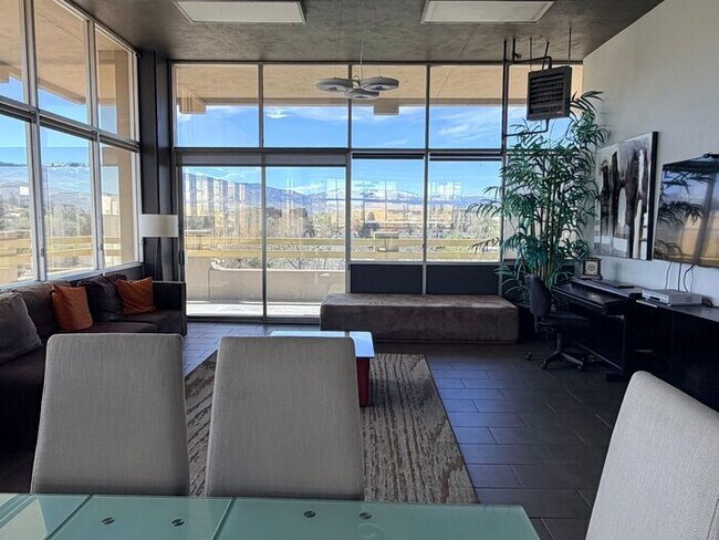 Building Photo - Reno Highrise Condo - Mountain & City Views