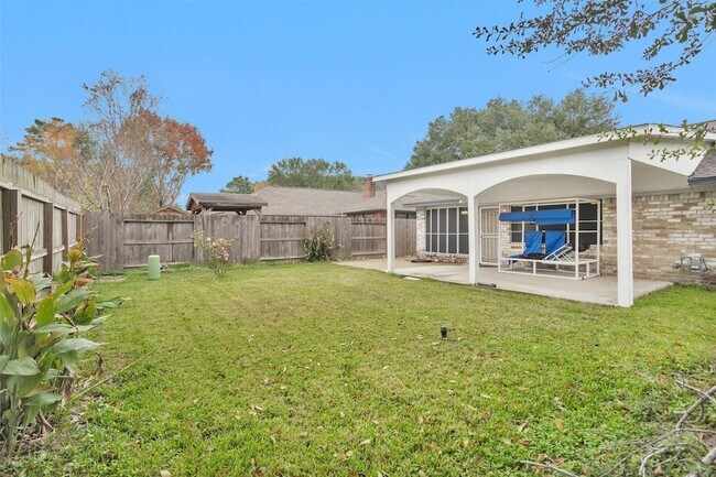 Building Photo - 16327 Green Shade Dr