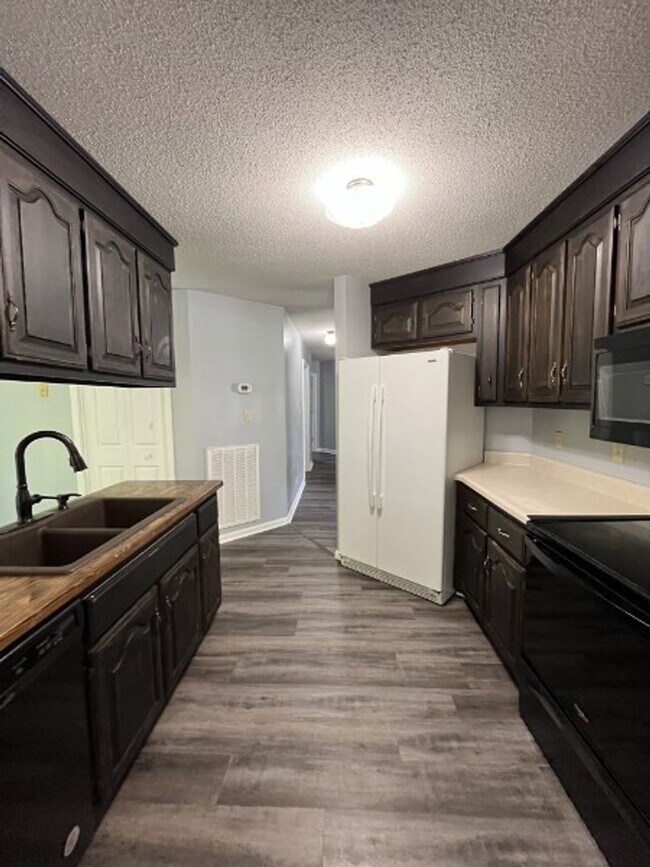 Building Photo - 1130 Hunting Creek Ct