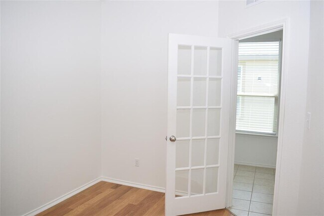 Building Photo - 409 English Oak St