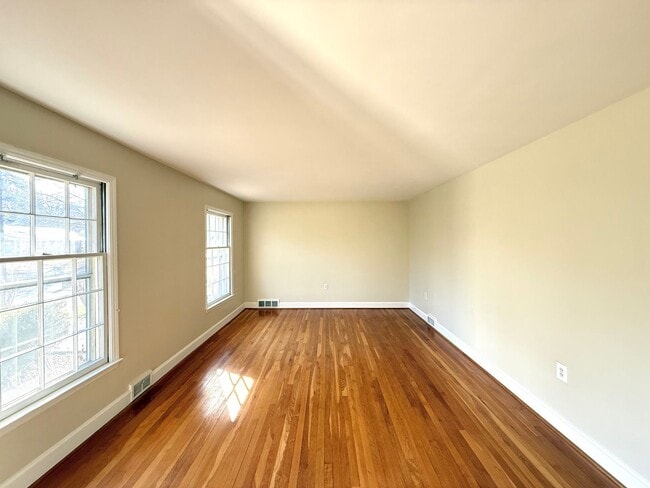 Building Photo - 2841 Deerwood Dr