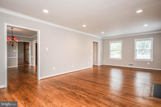 Building Photo - 1211 Vinita Ln