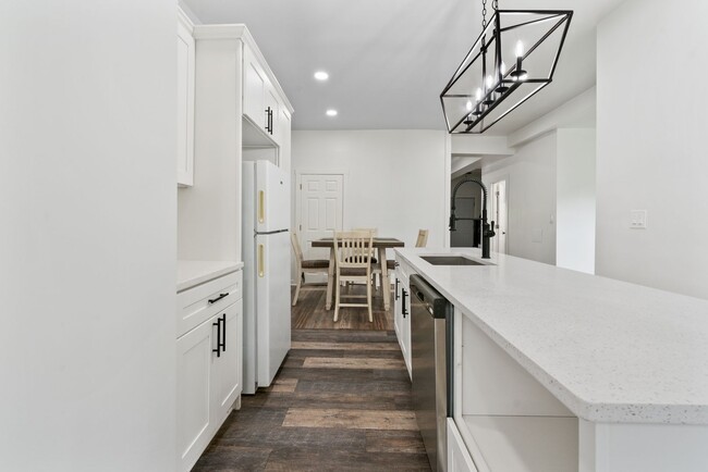 Building Photo - Furnished 4 bed, 2 bath home in Mt. Washington available now!