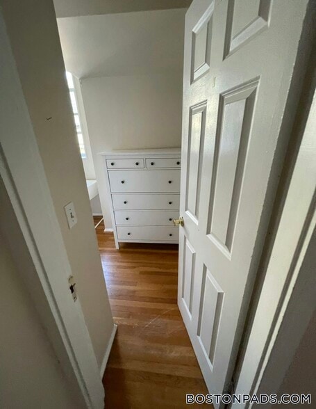 Building Photo - 448 Park Dr