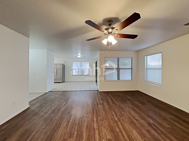 Building Photo - 2862 E Augusta Ave