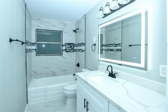 Building Photo - 204 E 18th St