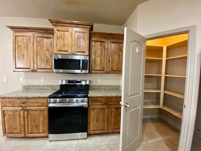 Building Photo - SPACIOUS HURRICANE HOME FOR RENT