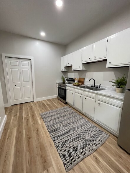 Building Photo - 410 W Maple St