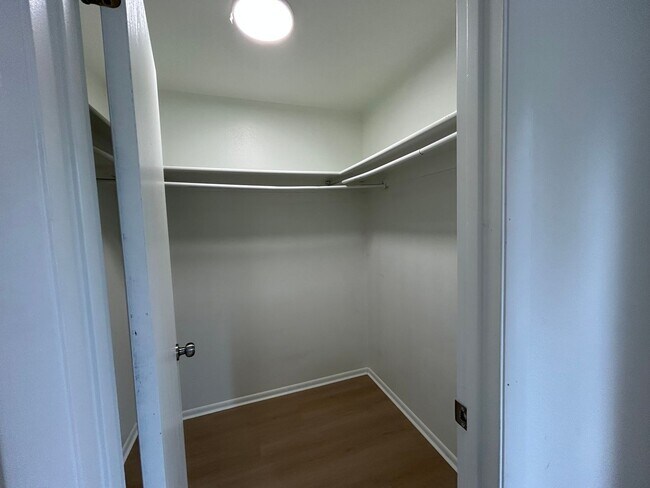 Building Photo - 400 E 4 plex