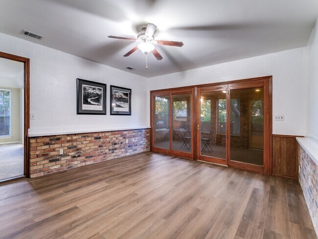Building Photo - 905 Summer Trail