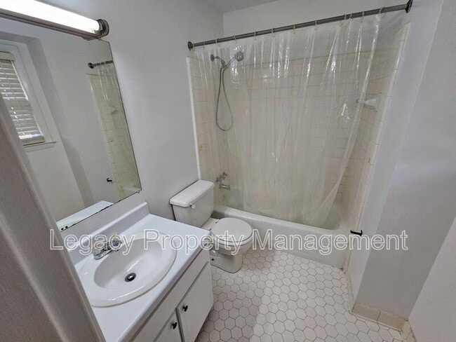 Building Photo - 514 Peele St