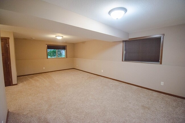 Building Photo - 6736 Clarkia Dr NW
