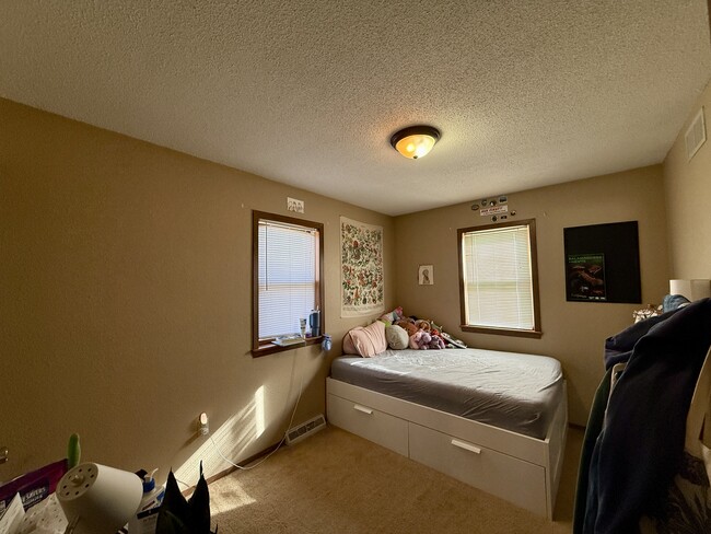 Building Photo - 1042 Castlewood Dr