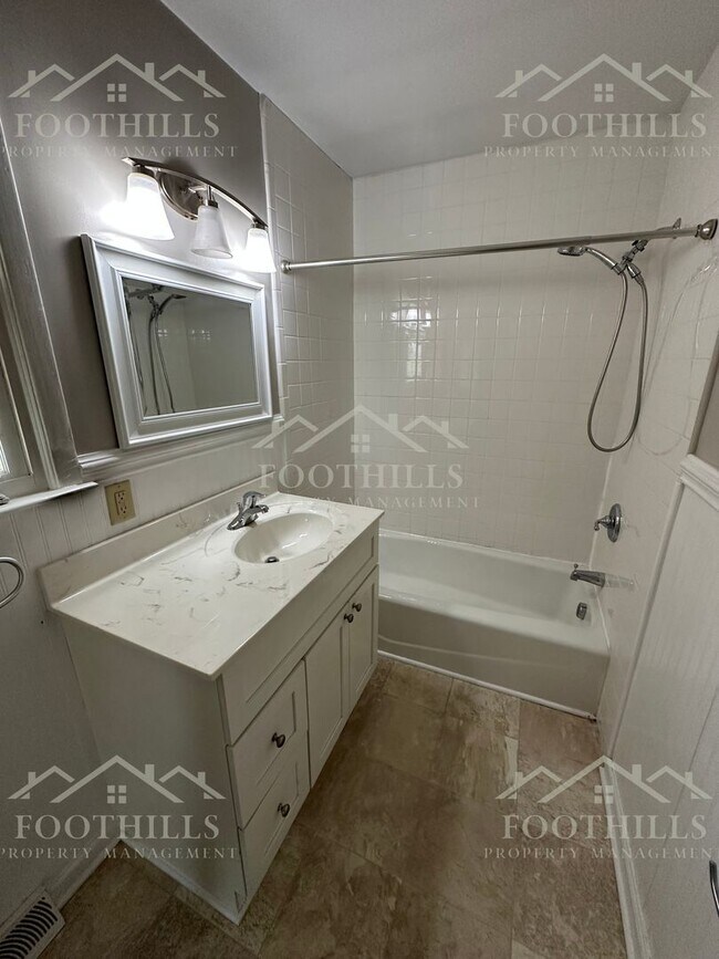 Building Photo - Live Steps Away from Anderson University –...