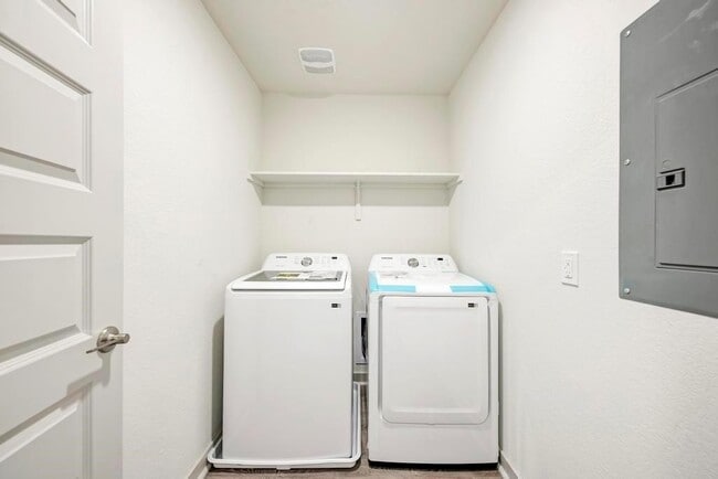 Building Photo - 2120 Ettalee Ct