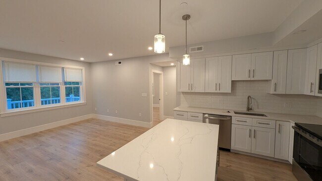 Building Photo - Brand New Unit for 8/1 - 2-Bed/2-Ba w/ Laundry in Unit