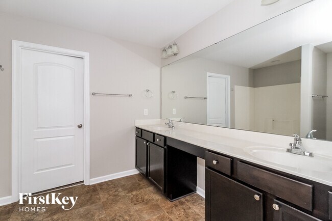 Building Photo - 475 Summergate Dr
