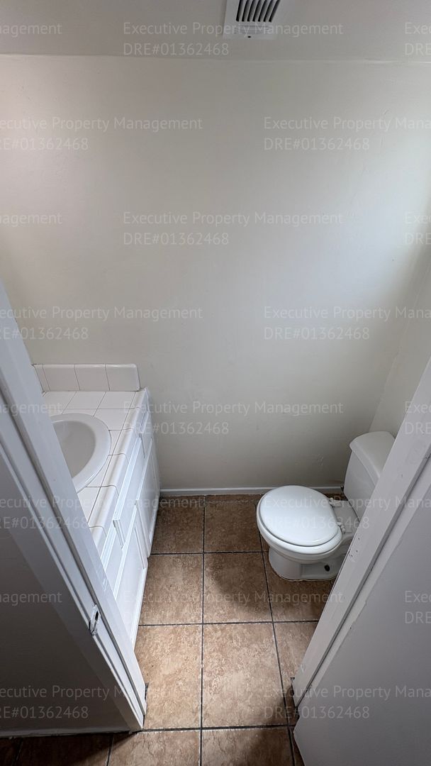 Building Photo - 2 bedroom 1.5 bathroom townhouse located in East Bakersfield Move In Special on Approved Credit