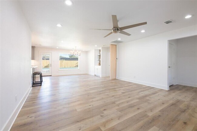 Building Photo - 10819 Oasis Dr