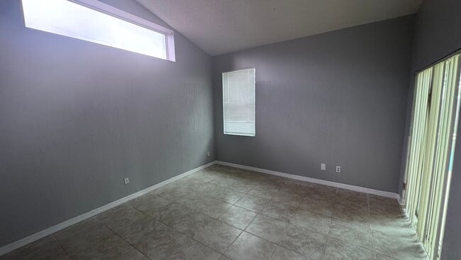 Building Photo - Spacious 3/2.5 in River Ridge with Pool in...
