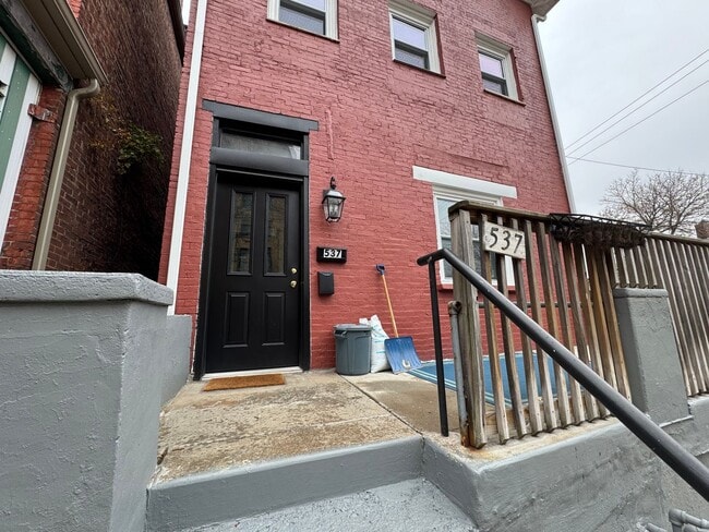 Building Photo - Charming and spacious 5BR Home in East Liberty