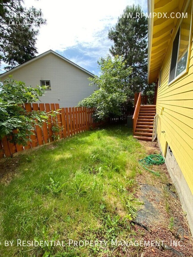 Building Photo - 7950 SW 135th Ave