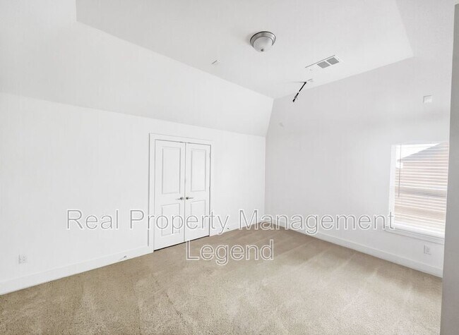 Building Photo - 1019 Modesto Dr