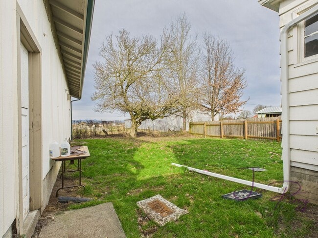 Building Photo - Two Bedroom One Bath House for Rent in Everson with Detached Garage