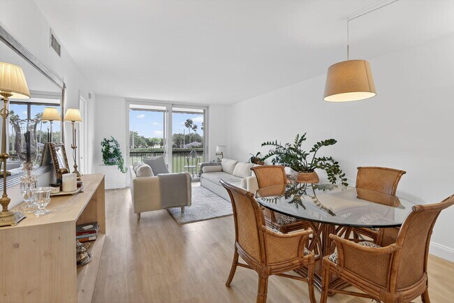 Building Photo - 9820 S Hollybrook Lake Dr