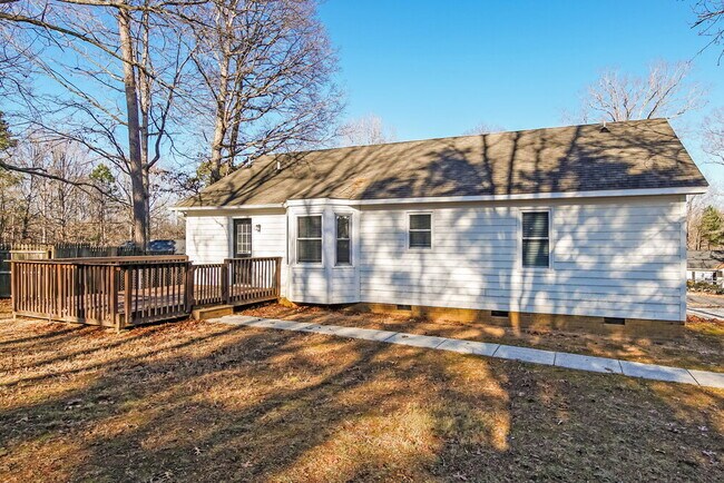 Building Photo - 3007 Brittany Dr