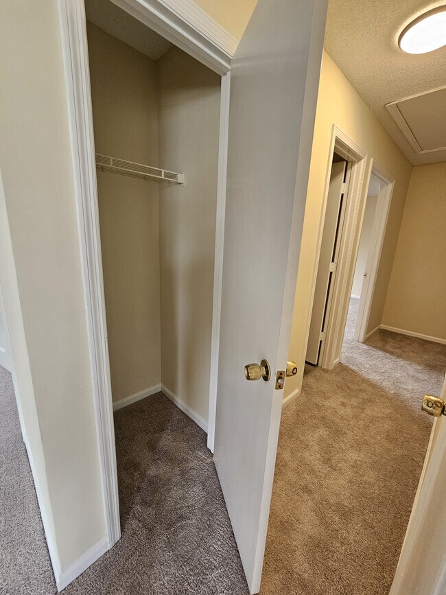Building Photo - 124 Hunt Club Ct