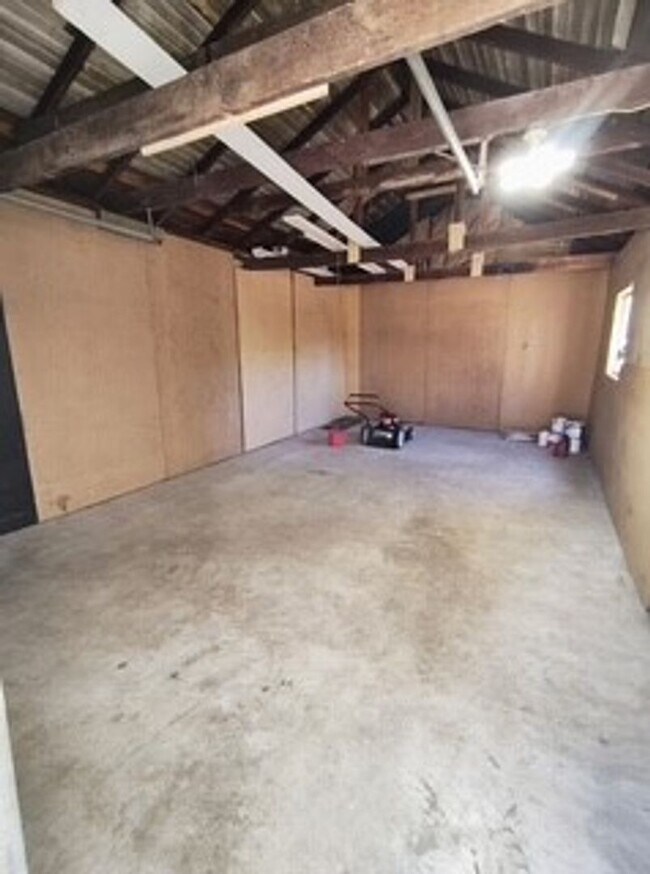 Building Photo - Adorable 2 Bedroom 1 Bath Single Story Hou...
