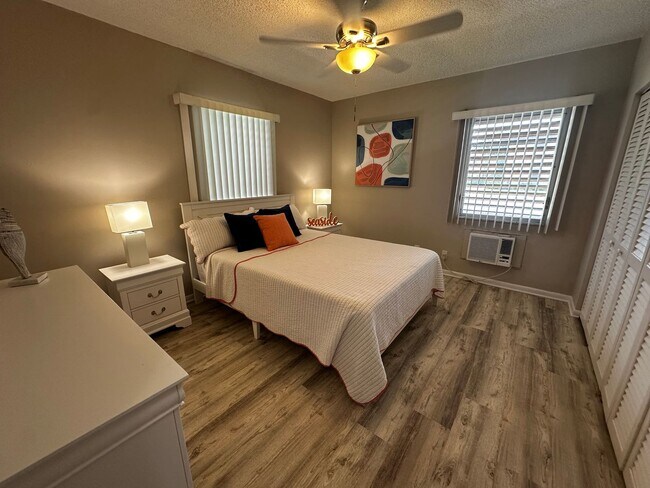 Building Photo - Furnished 2 Bedroom Condo-AVAILABLE NOW-Po...