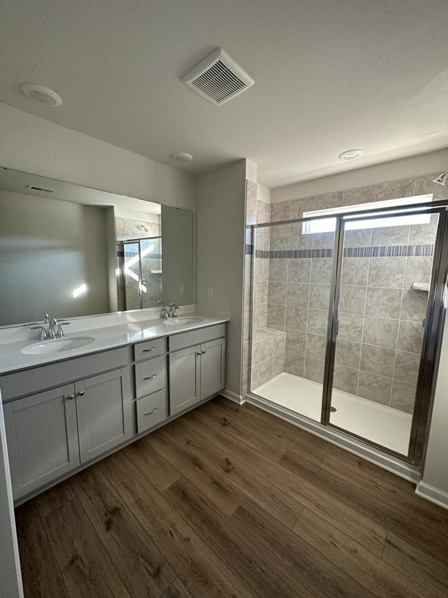 Building Photo - Brand New Large, 4BR End-Unit townhome in ...