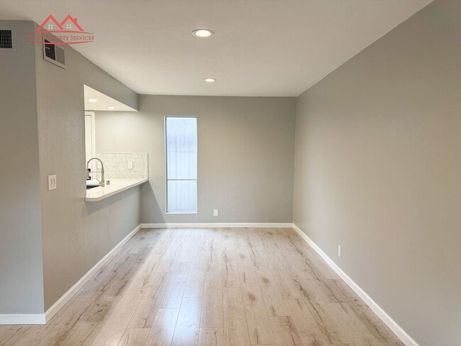 Building Photo - 236 Red Oak Dr E