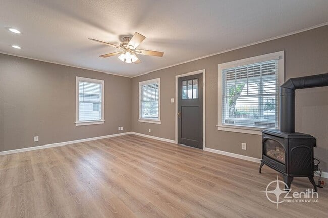 Building Photo - 2541 SW 6th Ave