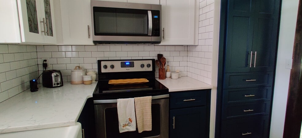 electric glass stove top/oven and microwave range - 102 Anna Ct