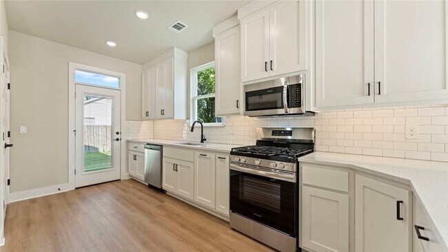 Building Photo - 1303 SW Journey Ln