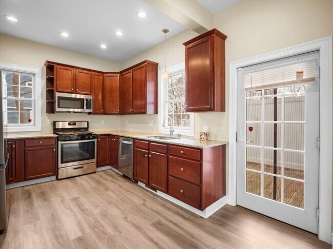 Building Photo - 63 Varnum Ave