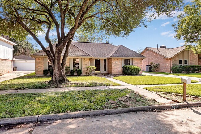 Building Photo - 2710 Green Fields Dr