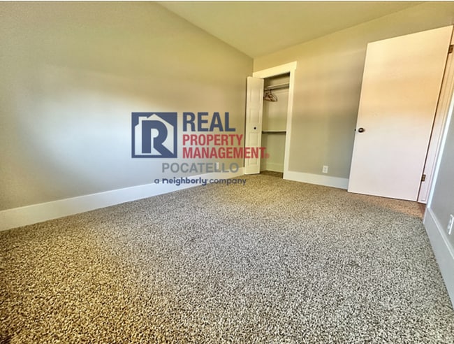 Building Photo - 4 Bedroom 2 Bath - 2 Car Garage House - Do...
