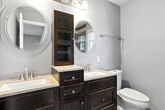 Building Photo - Beautiful, Well-Maintained 4 Bed/4 Bath Ho...