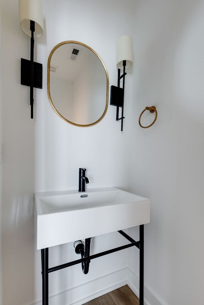 Building Photo - Welcome to Your Stylish Haven in Vibrant East Nashville!