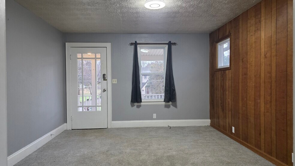 Front Door / Family Room - 530 Fleming Rd