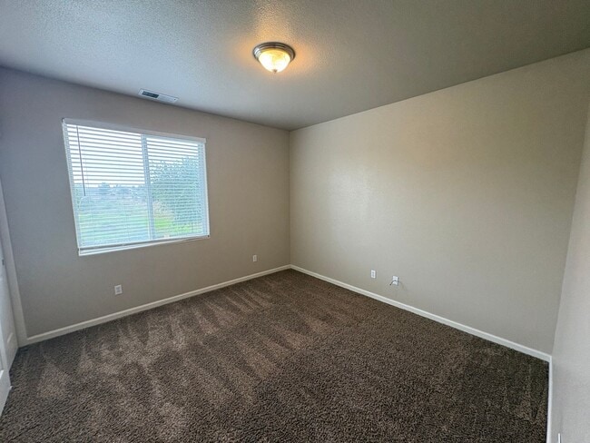 Building Photo - Spacious NW Visalia home Near Shopping Center Available Now!