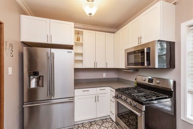 Updated White Kitchen, Quartz, Stainless Appliances. - 1015 Walnut St