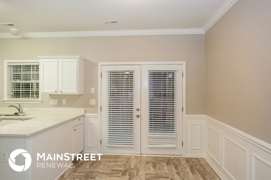 Building Photo - 8293 Chatham Oaks Dr