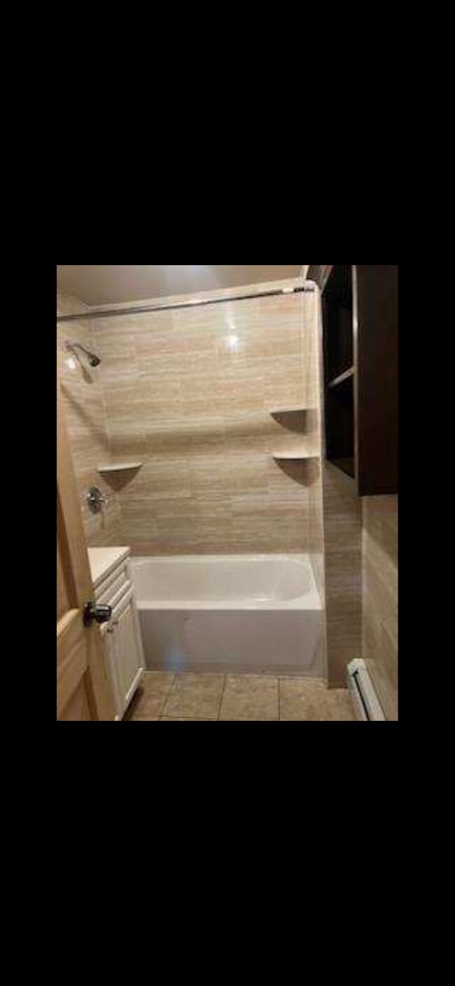 Full bathroom in second floor - 317 Arthur St