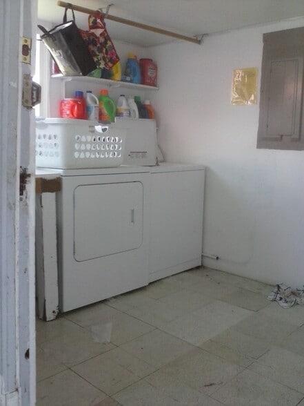Laundry room - 2909 NW Fillmore Ave