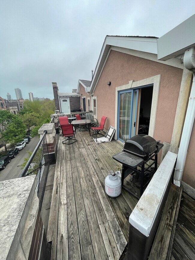 Building Photo - 865 W Buckingham Pl